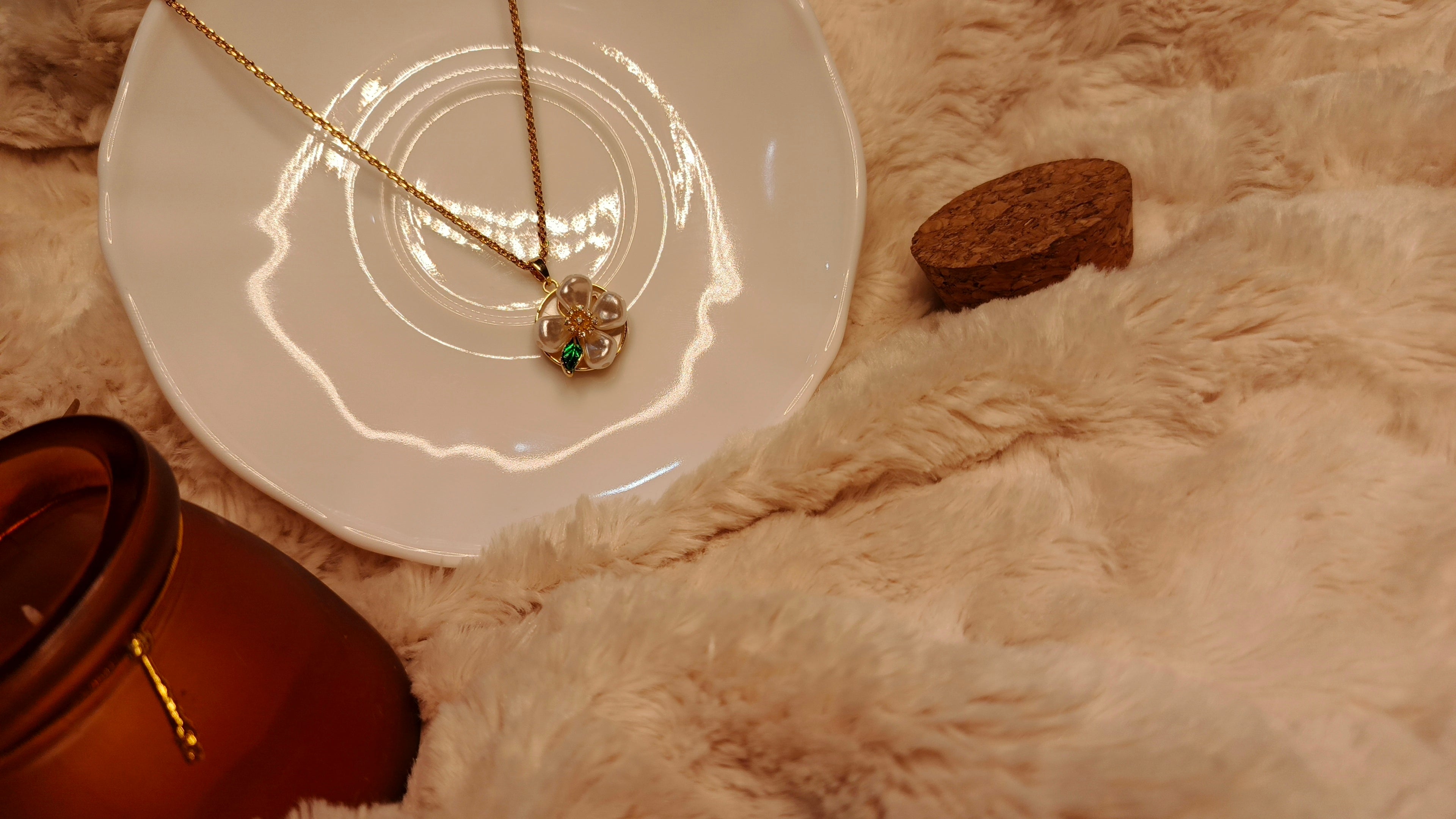 Gold Floral Pearl Pendant Necklace for Women