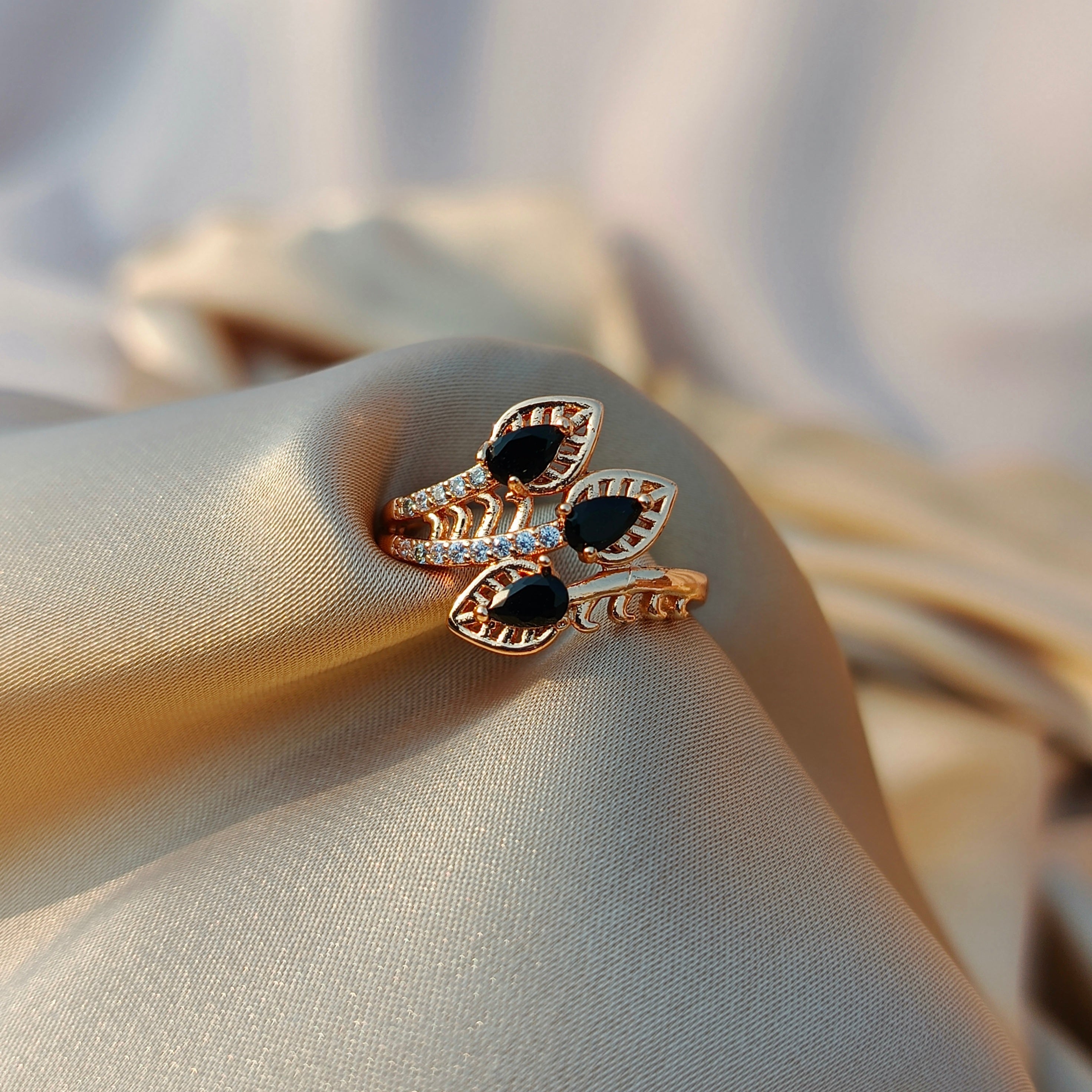 Elegant Leaf Design Crystal Ring for Women – Stylish Adjustable Fashion Jewelry