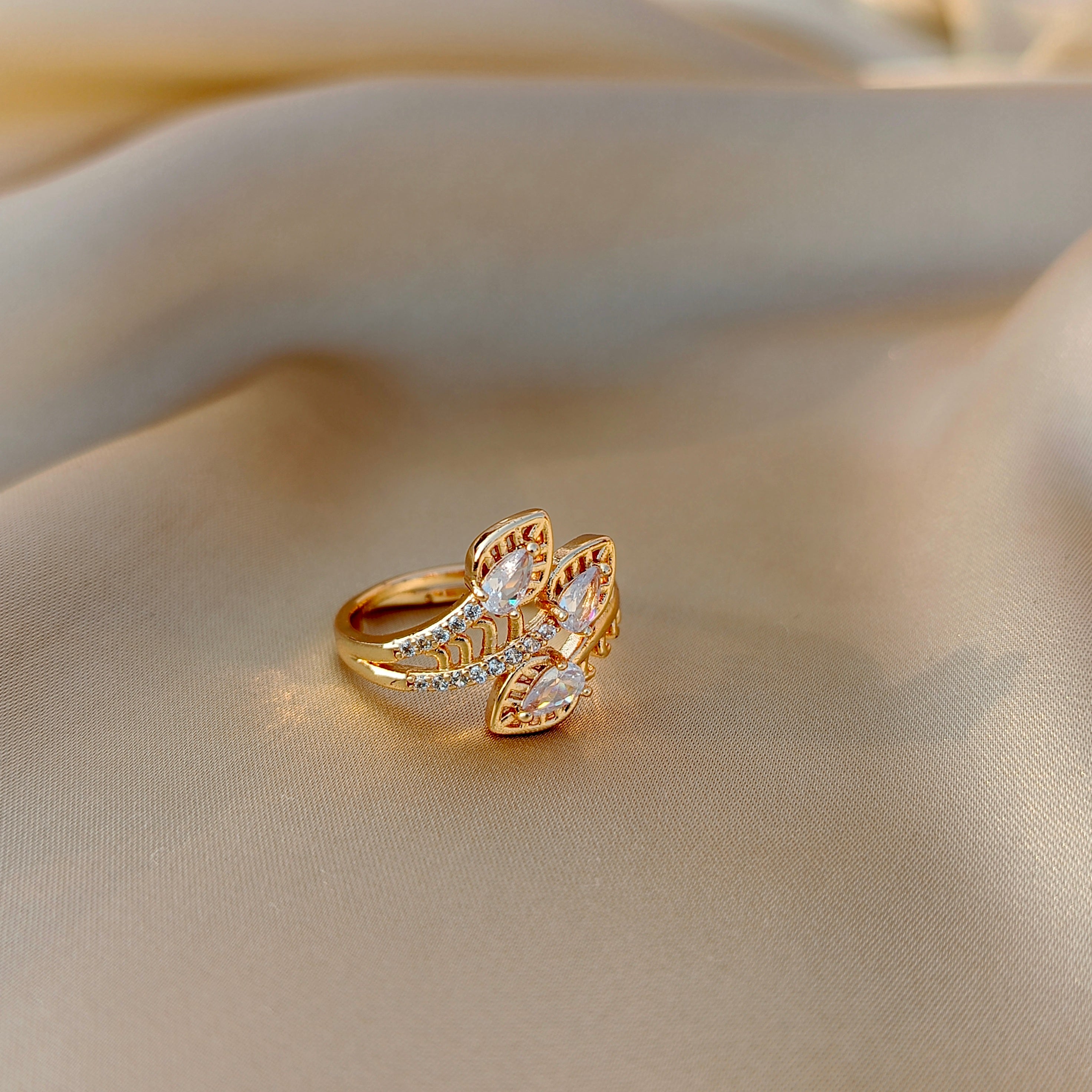 Elegant Leaf Design Crystal Ring for Women – Stylish Adjustable Fashion Jewelry