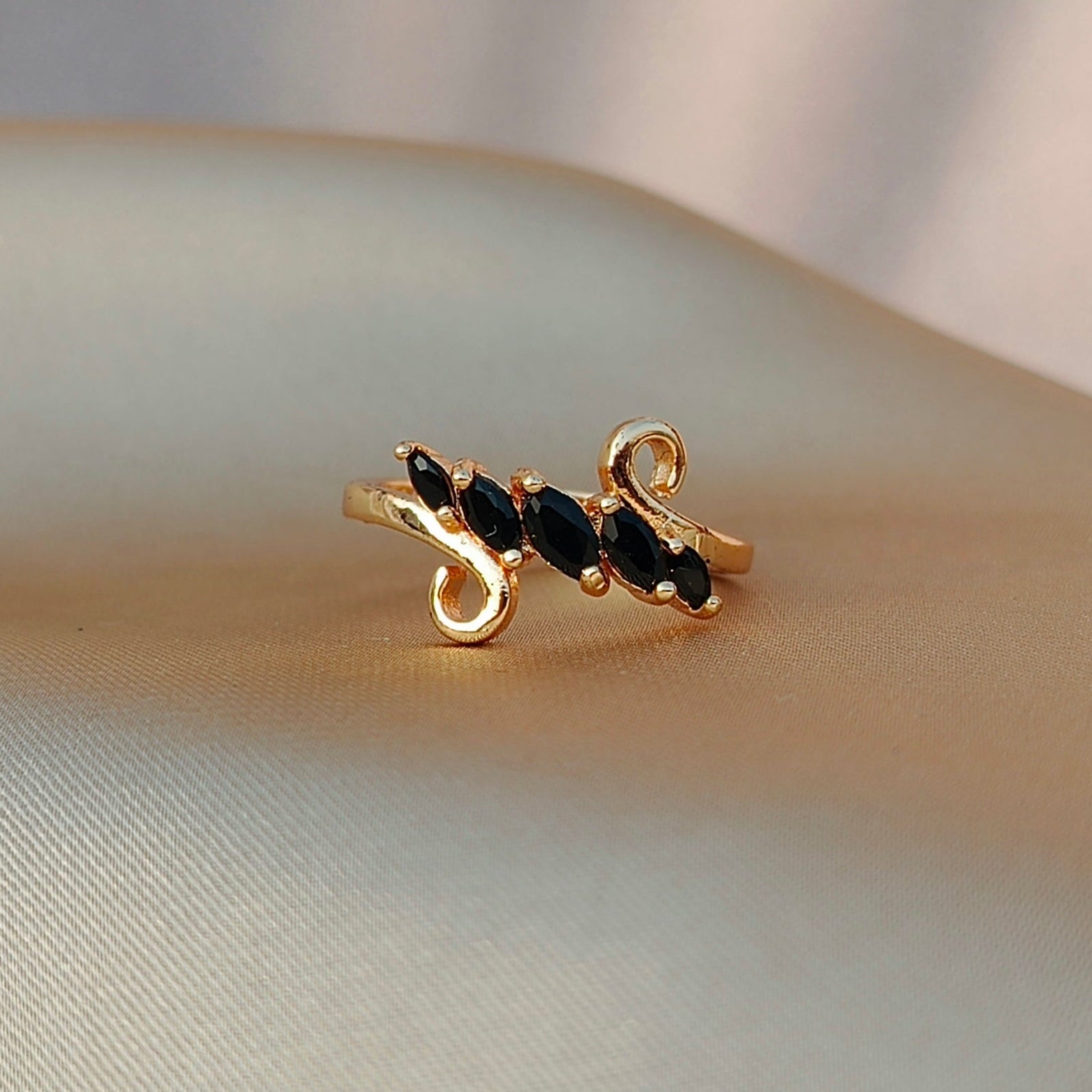 Adjustable Leaf-Inspired Ring with Sparkling Zircon Stones – Elegant Minimal Design