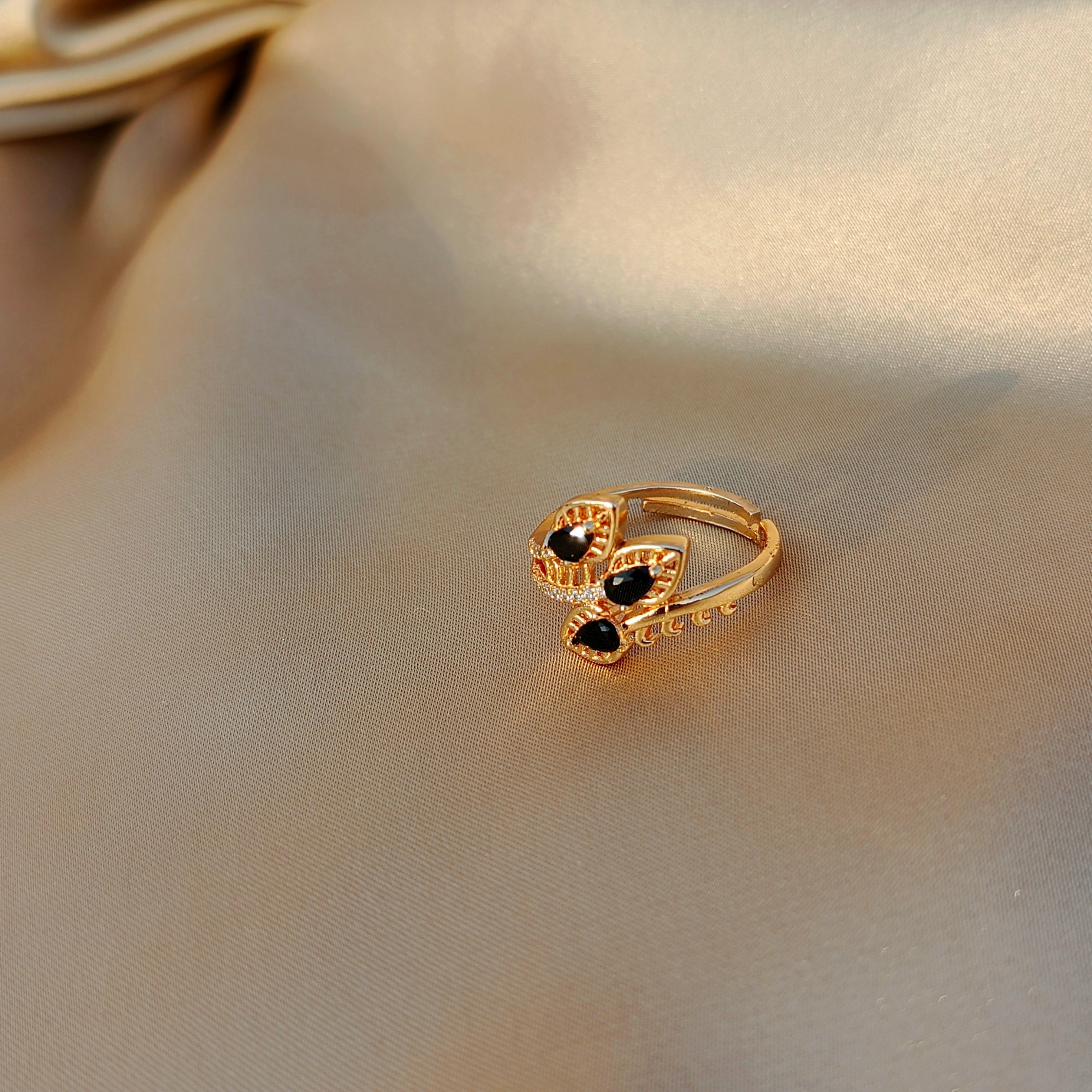 Elegant Leaf Design Crystal Ring for Women – Stylish Adjustable Fashion Jewelry