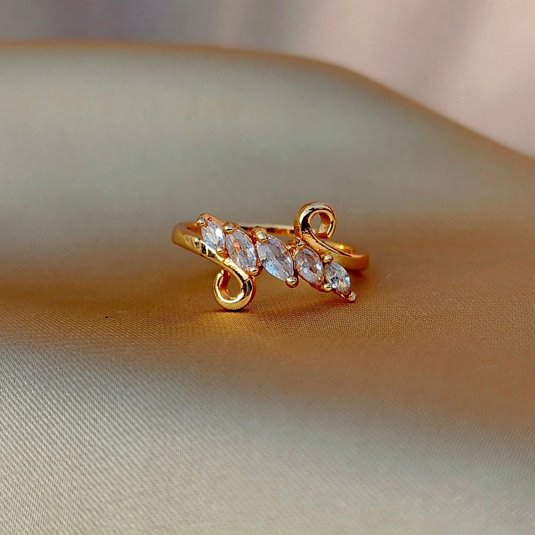 Adjustable Leaf-Inspired Ring with Sparkling Zircon Stones – Elegant Minimal Design