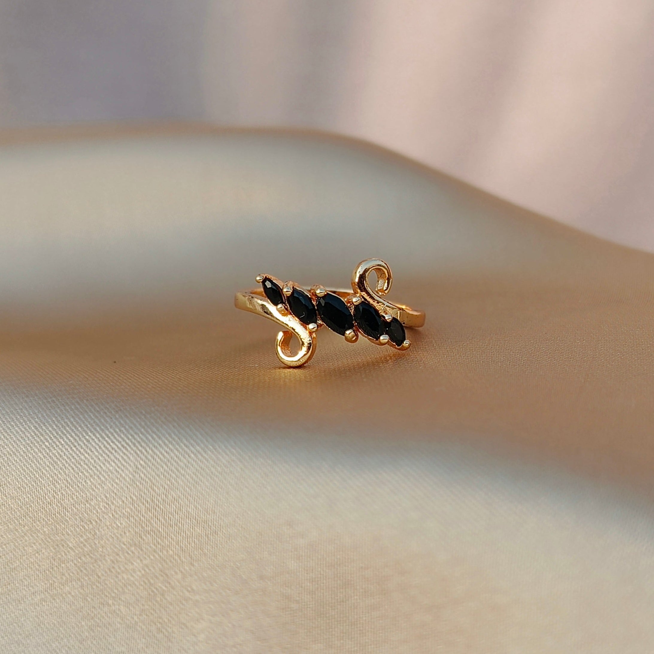 Adjustable Leaf-Inspired Ring with Sparkling Zircon Stones – Elegant Minimal Design