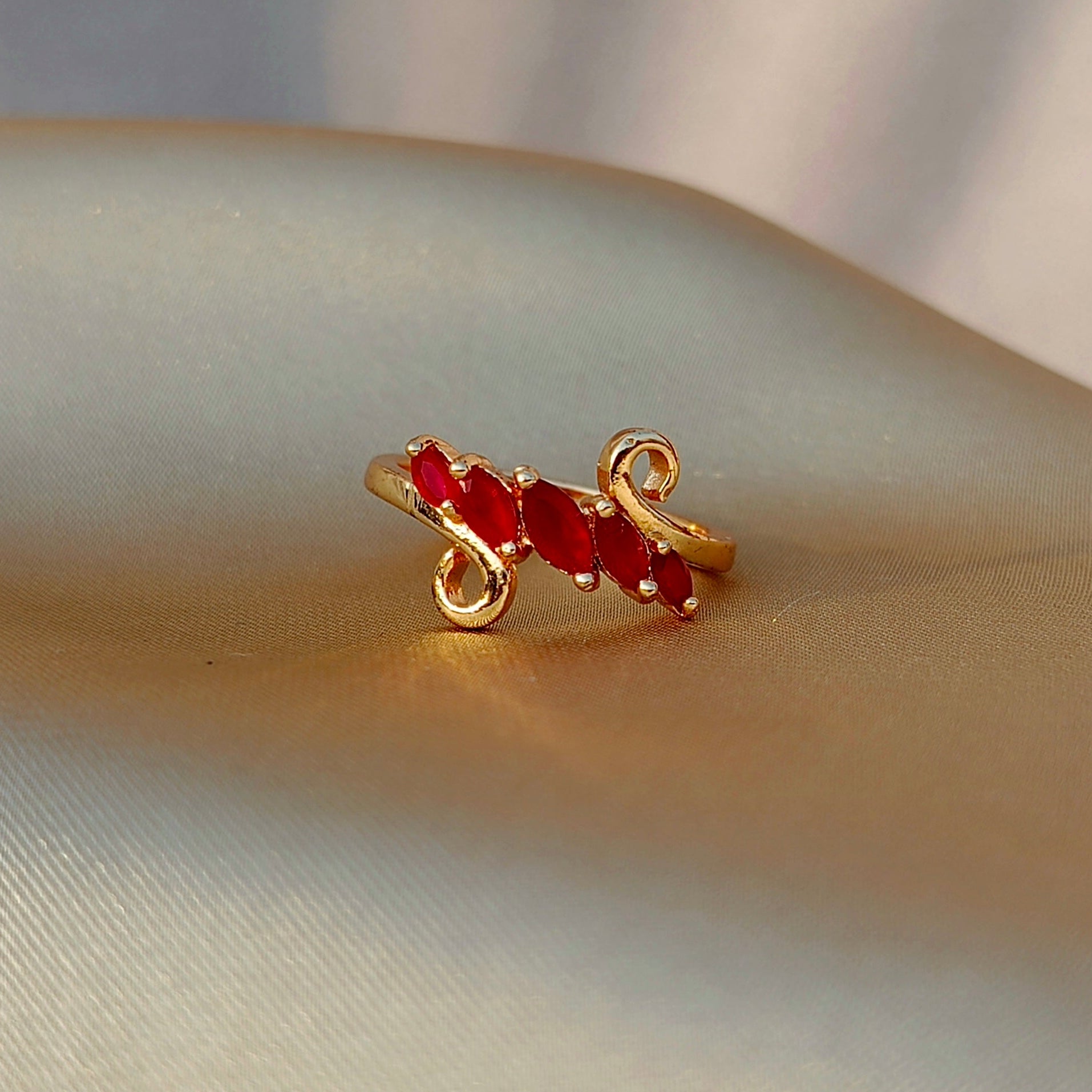 Adjustable Leaf-Inspired Ring with Sparkling Zircon Stones – Elegant Minimal Design