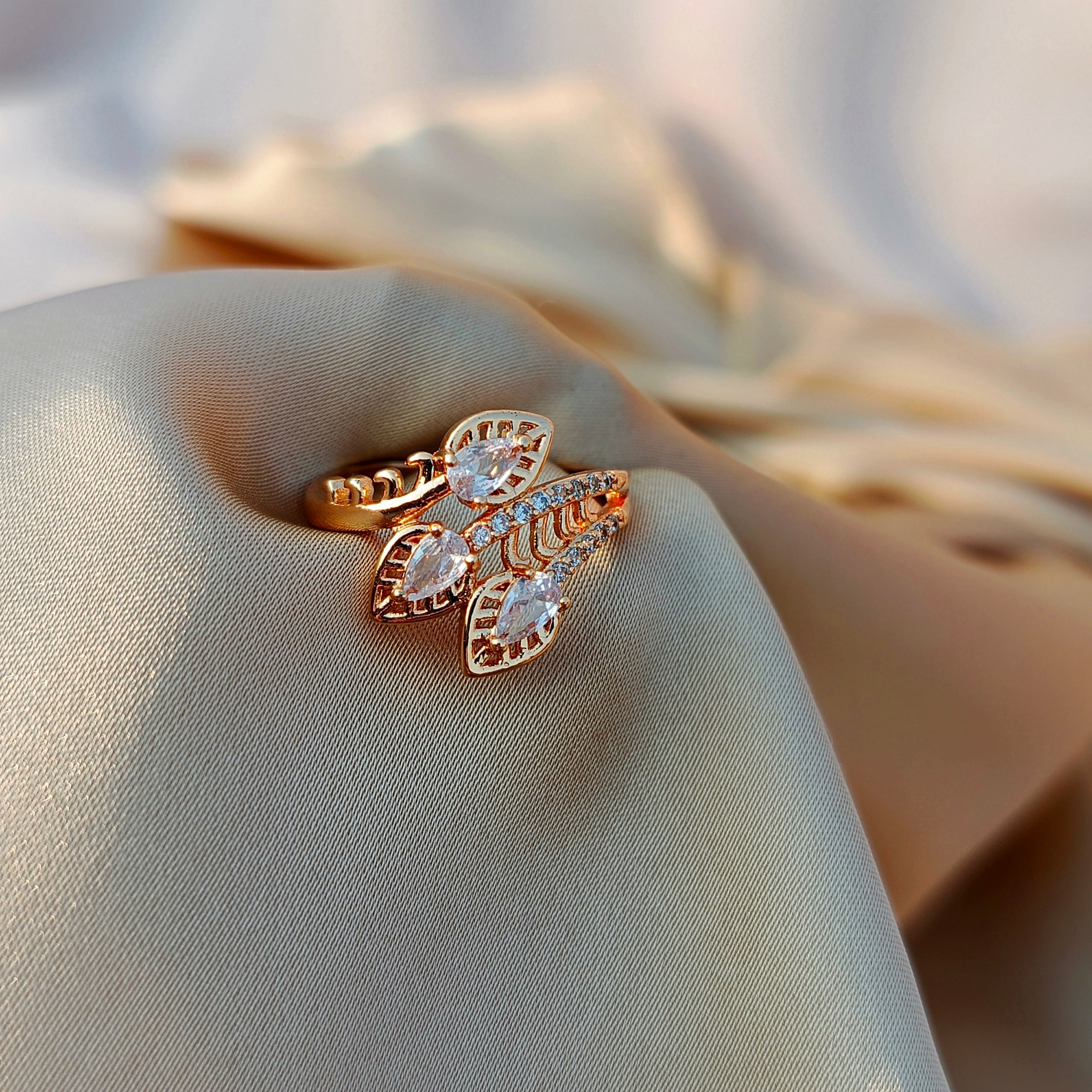 Elegant Leaf Design Crystal Ring for Women – Stylish Adjustable Fashion Jewelry